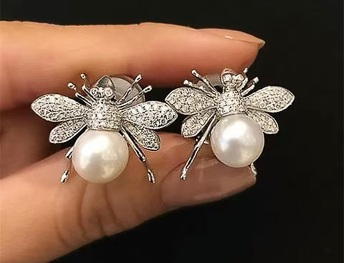 Pearl fly earring