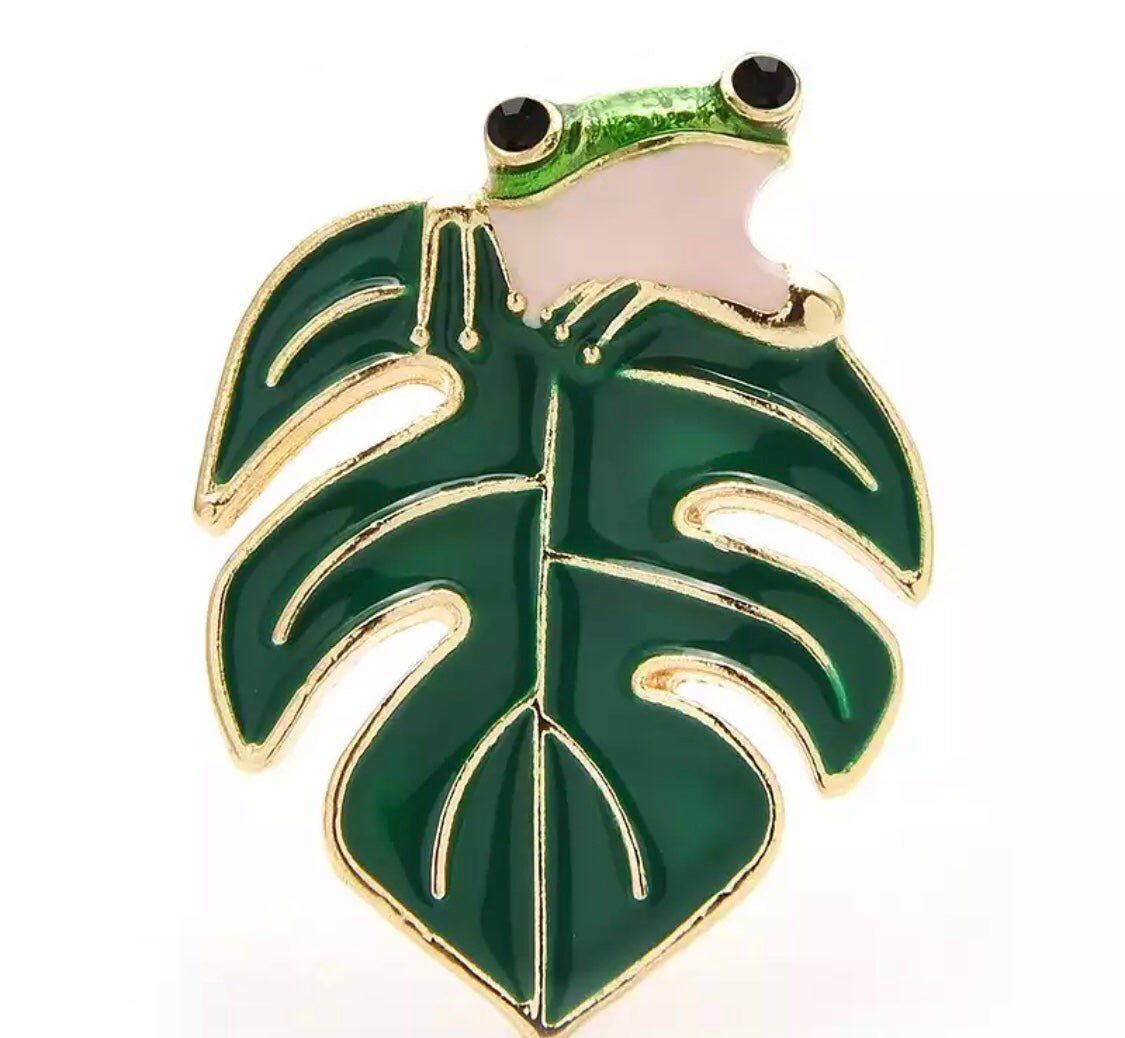 Leaf frog brooch