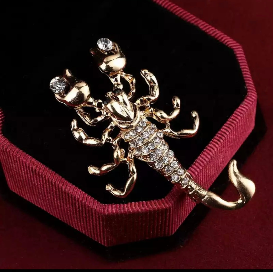 Scorpion gold brooch