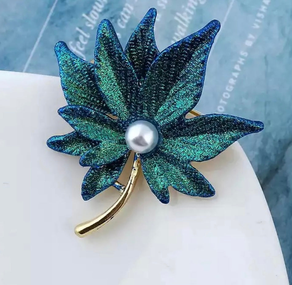 Green leaves brooch