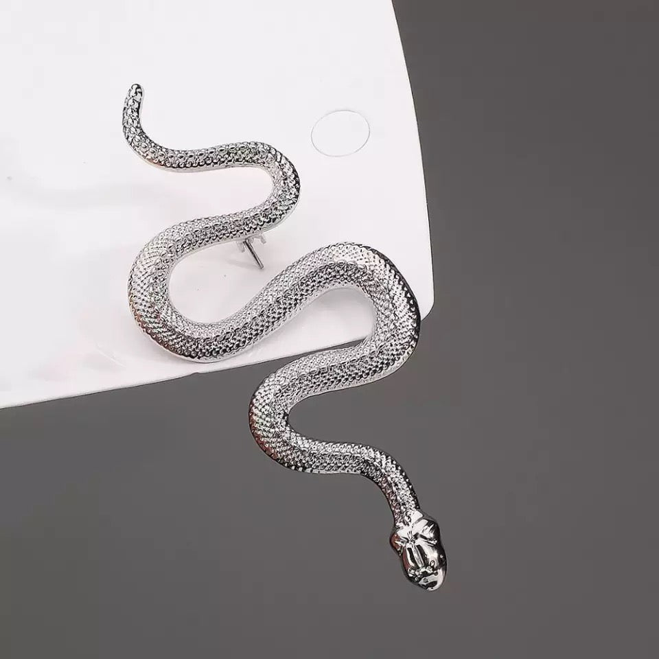 Simple snake brooch